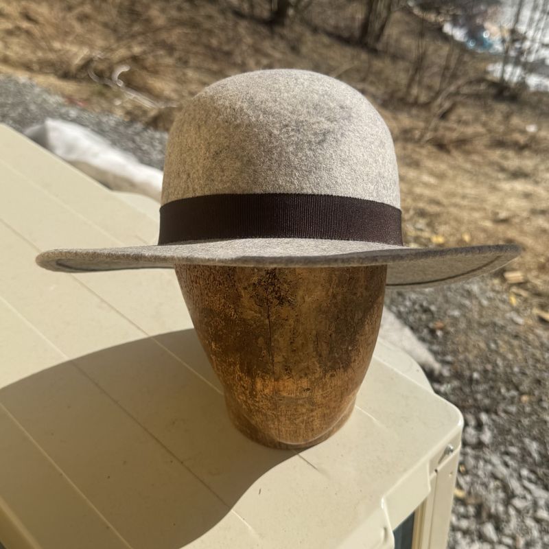Rund pull hatt grå