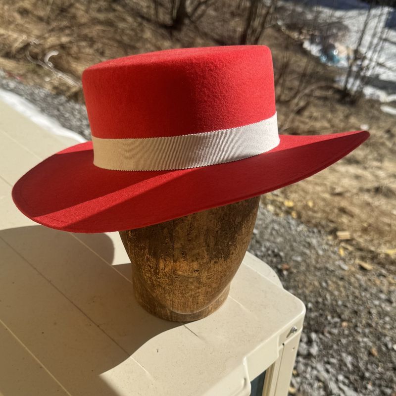 Spansk hatt rød