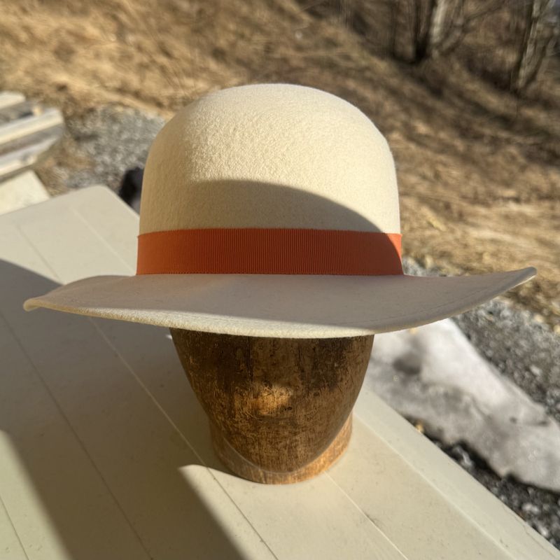 Rund pull hatt krem hvit