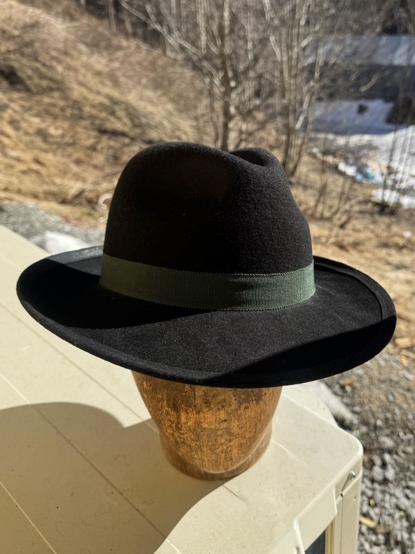 Bogart hatt svart, opp bak