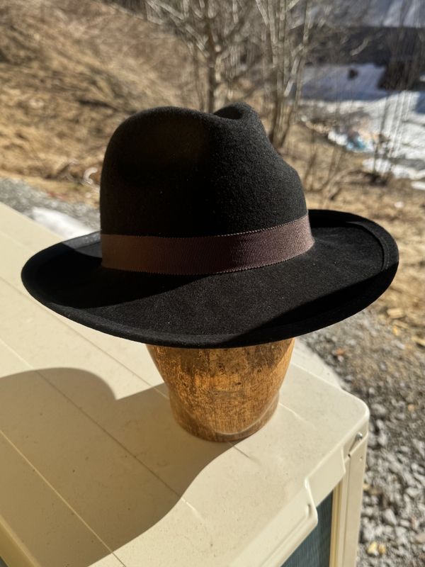 Bogart hatt svart, opp bak
